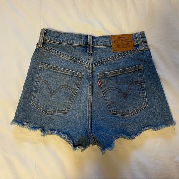 Levi’s Ribcage Shorts - Picture 3 of 10